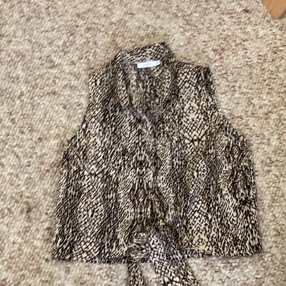 Sleeveless Tie waist animal, print blouse